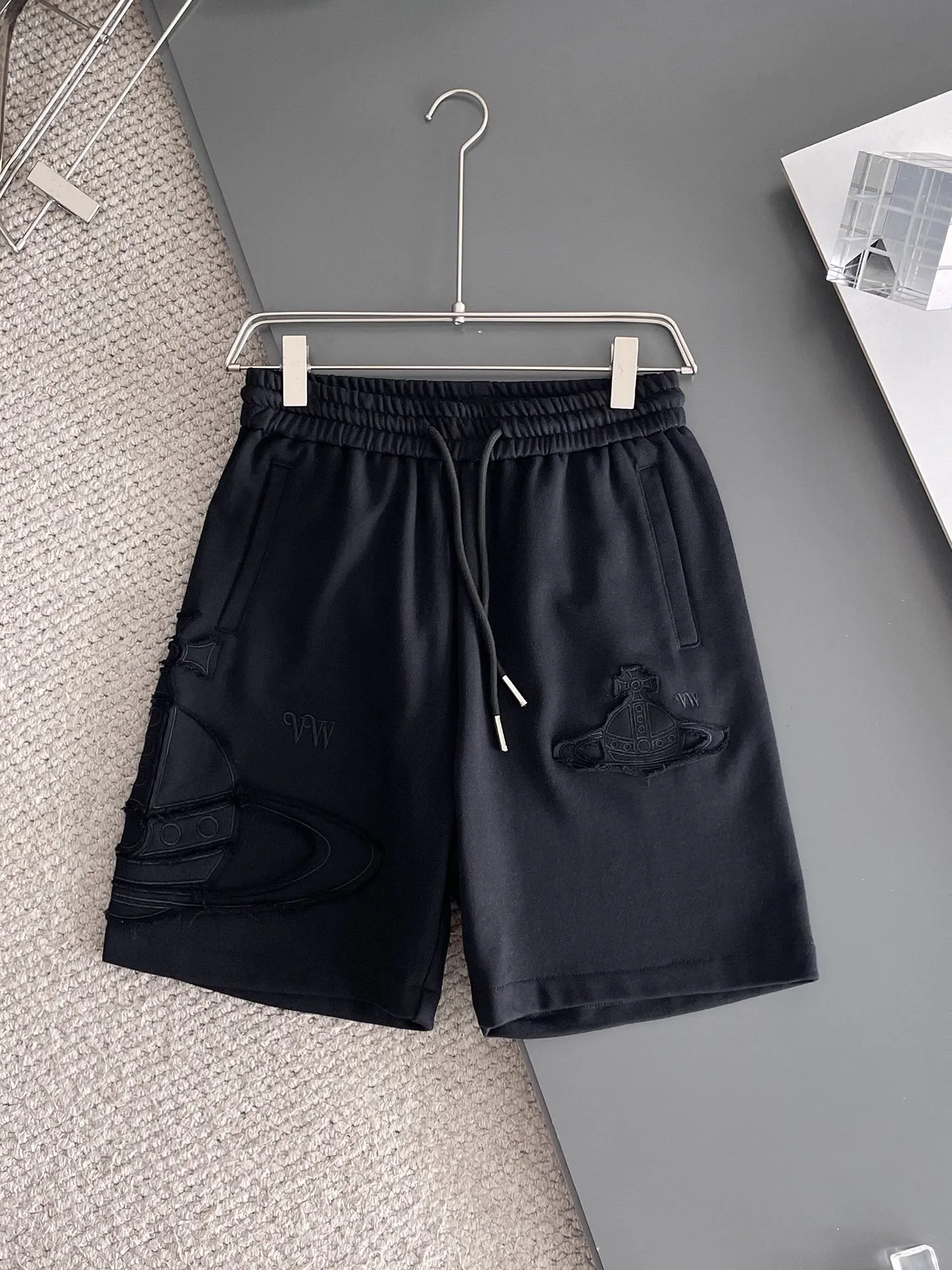 The Queen Mother's three-standard complete 2025 summer New Arrival men's casual shorts, advanced custom-made Breathable fabric, Breathable fabric, extremely stretchy and comfortable, impeccable details, top-grade accessories, original logo design concept, delicate and soft feel! The upper body fit is awesome! Size: M-XXXL Please state your height and weight when ordering